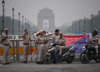 ANGGOTA keselamatan New Delhi berkawal menjelang protes CJP bagi menuntut peletakan jawatan Ketua Pesuruhjaya Pilihan Raya India, berhampiran India Gate di ibu negara India semalam.- AFP