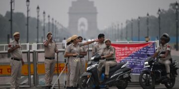 ANGGOTA keselamatan New Delhi berkawal menjelang protes CJP bagi menuntut peletakan jawatan Ketua Pesuruhjaya Pilihan Raya India, berhampiran India Gate di ibu negara India semalam.- AFP