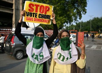 PENUNJUK perasaan memegang plakad menuntut peletakan jawatan Ketua Pesuruhjaya Pilihan Raya India, Gyanesh Kumar, berhubung Semakan Intensif Khas (SIR) di New Delhi pada 12 Oktober lalu.- AFP