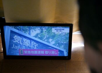 NOTIS bertulis 'Amaran Kecemasan Gempa Bumi Dibatalkan' tertera pada skrin televisyen di Tokyo kelmarin.- AFP
