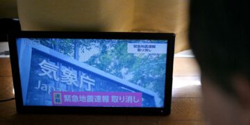 NOTIS bertulis 'Amaran Kecemasan Gempa Bumi Dibatalkan' tertera pada skrin televisyen di Tokyo kelmarin.- AFP