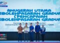 PROFESOR Ts. Dr. Muhammad Suzuri Hitam mewakili Fakulti Sains
Komputer dan Matematik (FSKM) menerima Anugerah Utama Kebolehpasaran Graduan bagi kategori Pencapaian Kebolehpasaran Graduan.