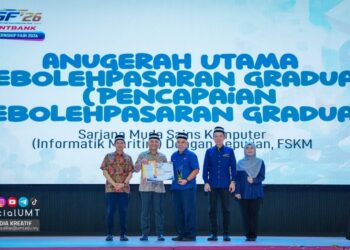 PROFESOR Ts. Dr. Muhammad Suzuri Hitam mewakili Fakulti Sains
Komputer dan Matematik (FSKM) menerima Anugerah Utama Kebolehpasaran Graduan bagi kategori Pencapaian Kebolehpasaran Graduan.