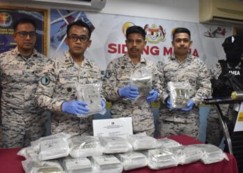 ZAINUDIN Mohd Zuki (dua dari kiri) menunjukkan antara ganja yang dirampas  dalam sidang akhbar di Kuala Perlis hari ini.-UTUSAN/ASYRAF MUHAMMAD