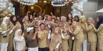 DR. Kamsiah (berdiri tengah, enam dari kiri) bersama warga kerja Klinik Pergigian Dr Kamsiah di TTDI, Kuala Lumpur.