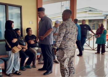 AHLI keluarga anggota Maritim Malaysia yang meninggal dunia ketika operasi di Unit Forensik Hospital Tuanku Fauziah (HTF), Kangar, Perlis, hari ini. -UTUSAN/ASYRAF MUHAMMAD