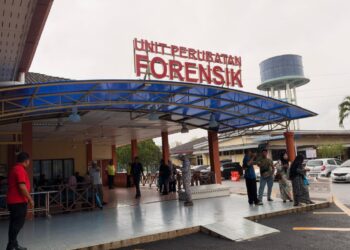 AHLI keluarga seorang anggota Agensi Penguatkuasaan Maritim Malaysia (Maritim Malaysia) maut ketika operasi menunggu di hadapan Unit Forensik HTF, Kangar, Perlis, bagi proses pengurusan jenazah-UTUSAN/ASYRAF MUHAMMAD