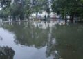 Mandi di tasik buatan