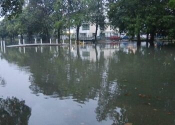 Mandi di tasik buatan