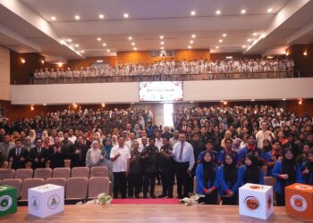V. P. Shanmugam bersama penerima anugerah dalam majlis pentauliahan Anugerah Remaja Perdana Rakan Muda (ARPRM).