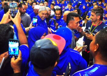AHMAD Zahid Hamidi bersalaman dengan ahli parti selepas
Menghadiri Majlis Perjumpaan Presiden UMNO bersama UMNO Bahagian Jasin di Dewan Alamanda, Jasin, semalam.-UTUSAN/AMRAN MULUP