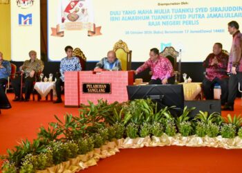 TUANKU Syed Sirajuddin Jamalullail (empat dari kiri) berkenan membuat gimik pelancaran bersempena majlis peletakan batu asas pembangunan Pelabuhan Sanglang, Perlis hari ini. -UTUSAN/ASYRAF MUHAMMAD