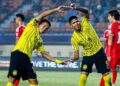 BERGSON da Silva dan Arif Aiman Hanapi meraingan jaringan ketika Malaysia berdepan Singapura di Stadium Si Jalak Harupat di Bandung, Indonesia, malam ini.-IHSAN FAM