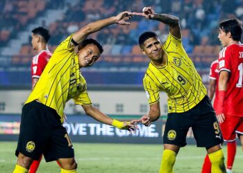 BERGSON da Silva dan Arif Aiman Hanapi meraingan jaringan ketika Malaysia berdepan Singapura di Stadium Si Jalak Harupat di Bandung, Indonesia, malam ini.-IHSAN FAM