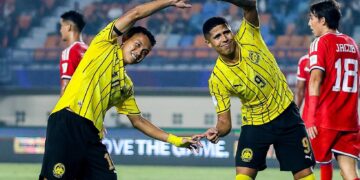 BERGSON da Silva dan Arif Aiman Hanapi meraingan jaringan ketika Malaysia berdepan Singapura di Stadium Si Jalak Harupat di Bandung, Indonesia, malam ini.-IHSAN FAM