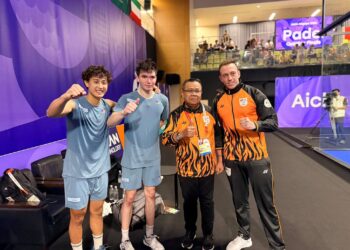 Mohd Sumali Reduan (dua dari kanan) bersama atlet padel negara, Cristian Didier dan Aidan Yunus.-IHSAN MSN