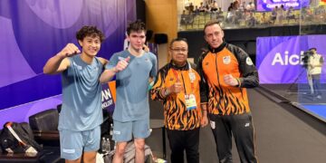 Mohd Sumali Reduan (dua dari kanan) bersama atlet padel negara, Cristian Didier dan Aidan Yunus.-IHSAN MSN
