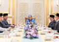 RAJA Permaisuri Agong, Raja Zarith Sofiah dalam pertemuan bersama rombongan Universiti Teknologi Malaysia (UTM) dan program Ilham Seni Diraja di Istana Negara, semalam.