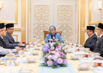 RAJA Permaisuri Agong, Raja Zarith Sofiah dalam pertemuan bersama rombongan Universiti Teknologi Malaysia (UTM) dan program Ilham Seni Diraja di Istana Negara, semalam.
