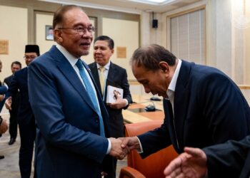 ANWAR Ibrahim bersalaman dengan Menteri Besar Negeri Sembilan, Datuk Seri Ismail Lasim selepas mempengerusikan mempengerusikan Mesyuarat Menteri Besar dan Ketua Menteri di Putrajaya.-FB ANWAR IBRAHIM