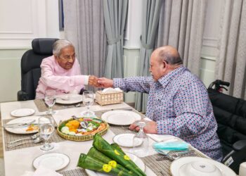 Raja Perlis, Tuanku Syed Sirajuddin ibni Almarhum Tuanku Syed Putra Jamalullail berkenan mencemar duli menziarahi bekas Perdana Menteri, Tun Dr. Mahathir Mohamad di Institut Jantung Negara (IJN), semalam.
