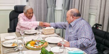 Raja Perlis, Tuanku Syed Sirajuddin ibni Almarhum Tuanku Syed Putra Jamalullail berkenan mencemar duli menziarahi bekas Perdana Menteri, Tun Dr. Mahathir Mohamad di Institut Jantung Negara (IJN), semalam.