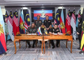 Ketua Pengarah Perisikan Pertahanan, Leftenan Jeneral Datuk Fazal Abdul Rahman dan Pengarah Kanan Bahagian Perisikan SPRM, Datuk Saiful Ezral Arifin menandatangani nota kerjasama dengan disaksikan Ketua Pesuruhjaya SPRM, Datuk Seri Abd Halim Aman dan Panglima Angkatan Tentera, Jeneral Tan Sri Malek Razak Sulaiman di Ruang Perkasa, Markas ATM. / FOTO - ATM