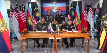Ketua Pengarah Perisikan Pertahanan, Leftenan Jeneral Datuk Fazal Abdul Rahman dan Pengarah Kanan Bahagian Perisikan SPRM, Datuk Saiful Ezral Arifin menandatangani nota kerjasama dengan disaksikan Ketua Pesuruhjaya SPRM, Datuk Seri Abd Halim Aman dan Panglima Angkatan Tentera, Jeneral Tan Sri Malek Razak Sulaiman di Ruang Perkasa, Markas ATM. / FOTO - ATM