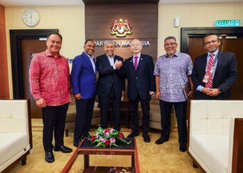 Ahmad Zahid bersama Wee Ka Siong dan Zambry Abdul Kadir.