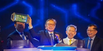 PREMIER Sarawak, Tan Sri Abang Johari Tun Openg menunjukkan cip GaN tempatan sempena Persidangan Ekonomi Digital Antarabangsa Sarawak (IDECS) 2026 di Pusat Konvensyen Borneo Kuching (BCCK), hari ini.