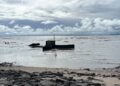 BONGKAH konkrit dilanggar bot Maritim Malaysia ketika mengejar PATI di Sungai Padang, Kangar, Perlis, semalam. -UTUSAN/ASYRAF MUHAMMAD