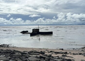 BONGKAH konkrit dilanggar bot Maritim Malaysia  ketika mengejar PATI di Sungai Padang, Kangar, Perlis, semalam. -UTUSAN/ASYRAF MUHAMMAD
