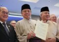 ABANG Johari Tun Openg mengumumkan pembubaran DUN Sarawak berkuat kuasa Isnin ini bagi memberi laluan kepada PRN Sarawak ke-13 pada sidang akhbar di Kompleks Satria Pertiwi, Petra Jaya, Kuching, semalam. – BERNAMA