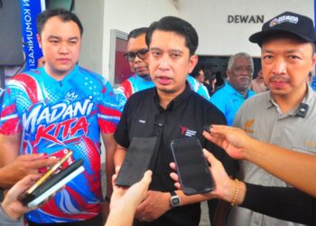 ADAM Adli Abd. Halim sewaktu mengadakan sidang media selepas merasmikan Program MADANI Kita (PMK) Bersama-sama Komuniti Ayer Keroh @ Hang Tuah Jaya di Dewan Serbaguna PPR Sungai Putat, Batu Berendam hari ini. UTUSAN/AMRAN MULUP