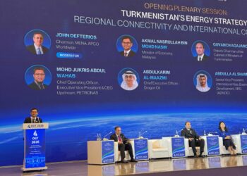 AKMAL Nasrullah Mohd. Nasir ketika berucap pada sesi pleno pembukaan Persidangan Minyak dan Gas Turkmenistan (OGT 2026)