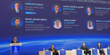 AKMAL Nasrullah Mohd. Nasir ketika  berucap pada sesi pleno pembukaan Persidangan Minyak dan Gas Turkmenistan (OGT 2026)