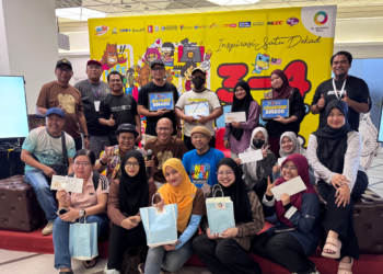 PEMENANG Doodle Battle ANIFEST bergambar bersama penganjur Festival Seni Kreatif dan TVET Malaysia, ANIFEST-X, edisi ke-10 di KL Gateway Mall, Bangsar South, Kerinchi, Kuala Lumpur, semalam.