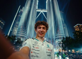 ANDREA Kimi Antonelli menarik perhatian peminat apabila berkongsi swafoto berlatarbelakangkan Menara Berkembar Petronas (KLCC) menjelang perlumbaan di Sepang hujung minggu ini.