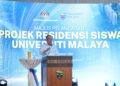 ANWAR Ibrahim ketika berucap pada Majlis Pelancaran Projek Residensi Siswa Universiti Malaya di Kolej Kediaman Ke-5, Universiti Malaya. UTUSAN/AMIR KHALID