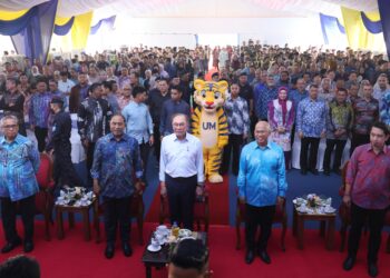 ANWAR Ibrahim (tengah) pada Majlis Pelancaran Projek Residensi Siswa Universiti Malaya di di Kolej Kediaman Ke-5, Universiti Malaya di sini hari ini. UTUSAN/AMIR KHALID