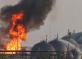 API menjulang selepas Houthi menyerang loji minyak Aramco. - AFP