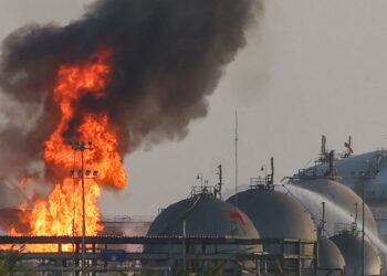 API menjulang selepas Houthi menyerang loji minyak Aramco. - AFP