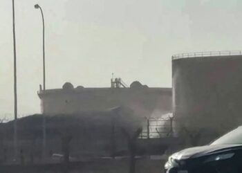 SEBUAH tangki minyak Aramco bocor akibat serangan Houthi. - AFP