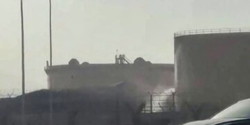 SEBUAH tangki minyak Aramco bocor akibat serangan Houthi. - AFP