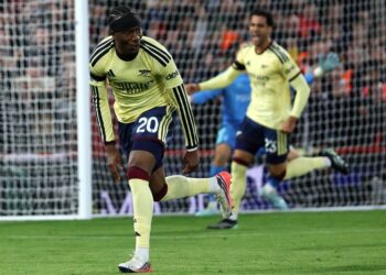 Pemain tengah Arsenal, Noni Madueke (kiri) meraikan jaringan gol menentang Nottingham Forest dalam aksi Liga Perdana Inggeris di The City Ground, Nottingham, semalam. - AFP