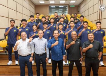 Presiden Persatuan Bolasepak Malaysia (FAM), Datuk Ab Ghani Hassan meluangkan masa bersama pemain dan pegawai pasukan skuad kebangsaan yang akan menyertai kempen Festival Piala Dunia B-15 2026 di Baku, Azerbaijan dari 24 hingga 30 Oktober ini di Wisma FAM, Kelana Jaya, semalam. - IHSAN FAM