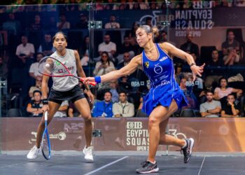 S. Sivasangari (kiri) sewaktu beraksi menentang Hania El Hammamy pada separuh akhir Terbuka Mesir di Kaherah, Mesir, semalam. - Ihsan PSA Squash