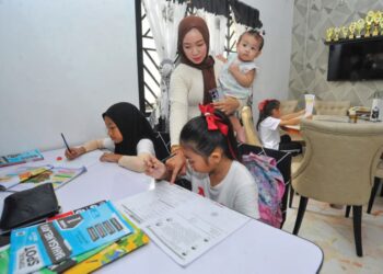 NURALFILIAH Razali memastikan ketiga-tiga anaknya mengikuti PdPR dengan sebaik mungkin 
di kediamannya di Taman Suria, Johor Bahru, semalam. – UTUSAN/RAJA JAAFAR ALI