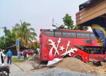 KEADAAN bas ekspres yang merempuh pagar dan surau di SK Bukit Jawa 2, Pasir Puteh, Kelantan.