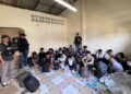 PIHAK berkuasa Thailand menahan 21 warga asing disyaki anggota sindiket scammer antarabangsa yang cuba menyeludup masuk ke Malaysia Kampung Buketa, Daerah Weng, Thailand. – IHSAN POLIS